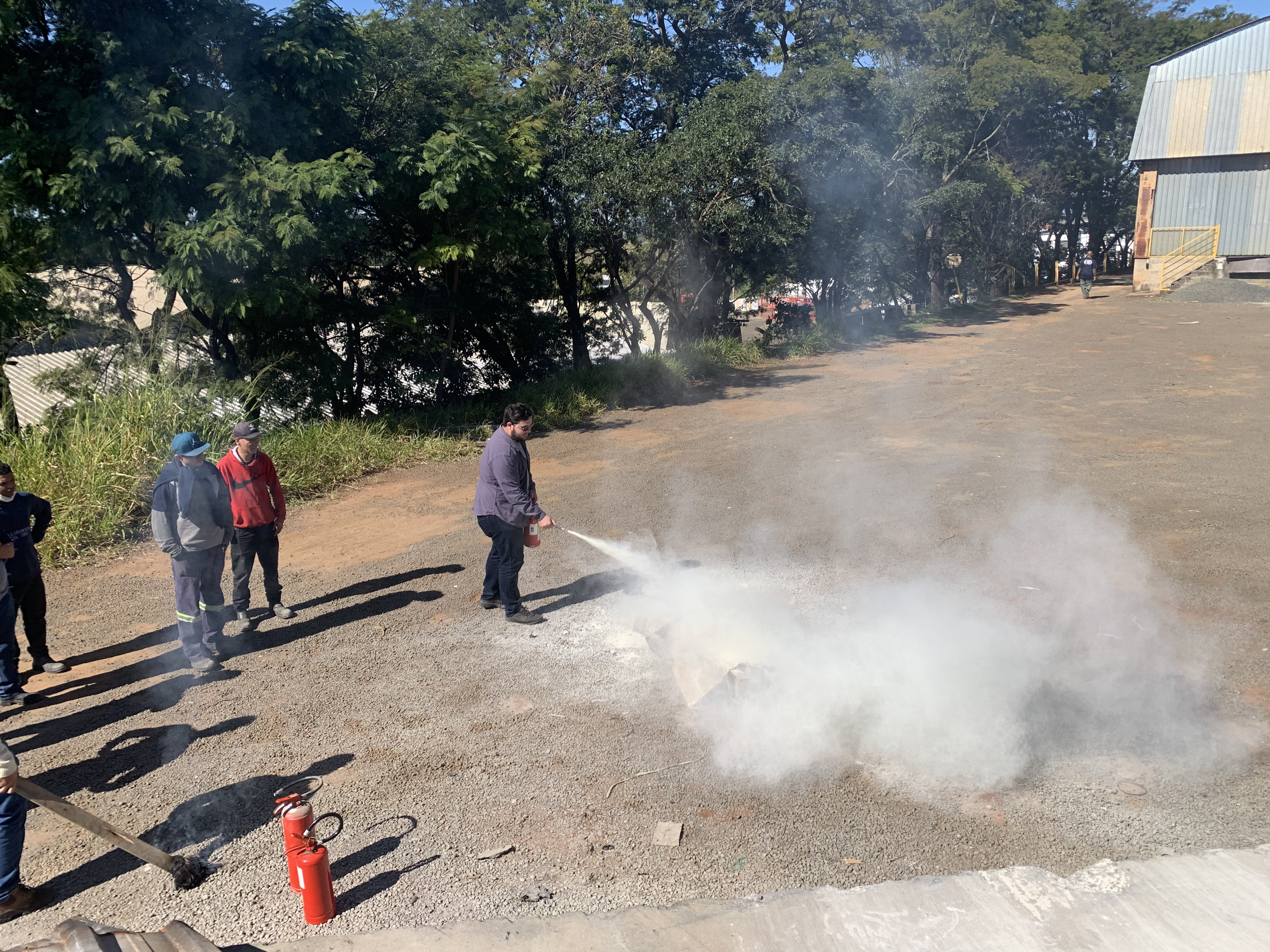 A Importância do Treinamento de Brigada de Incêndio para a Segurança dos Funcionários